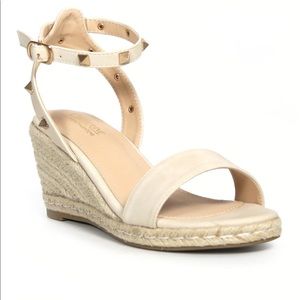 Catherine Melandrino studded “Estuddy” nude wedges